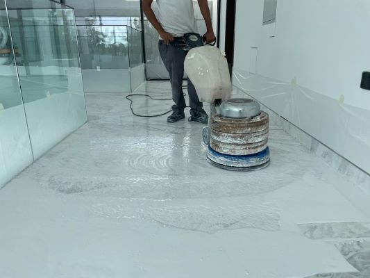 Marble polishing machine restoring shine to white marble flooring in Dubai Hills.