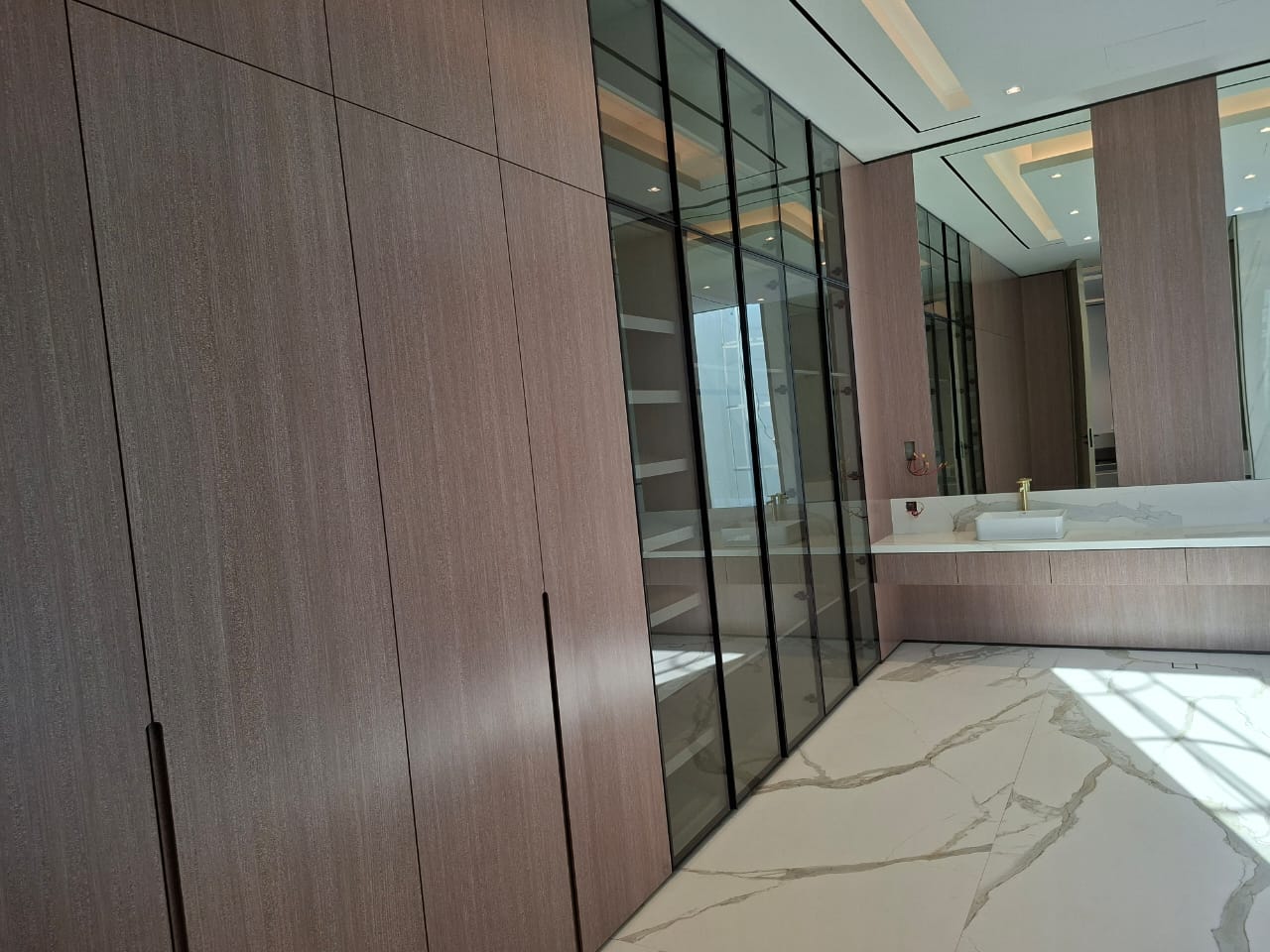 Edge cleaning on cabinets